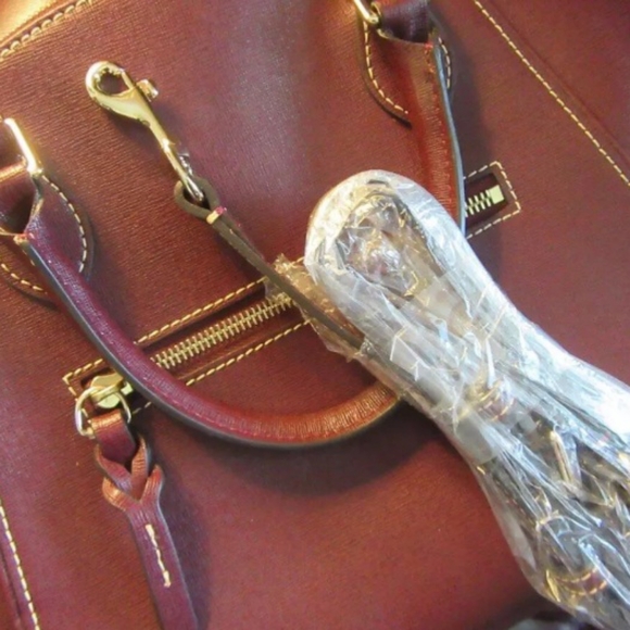 NWOT Dooney and Bourke Berry Leather Dome Satchel with Gold Hardware - Picture 8 of 12